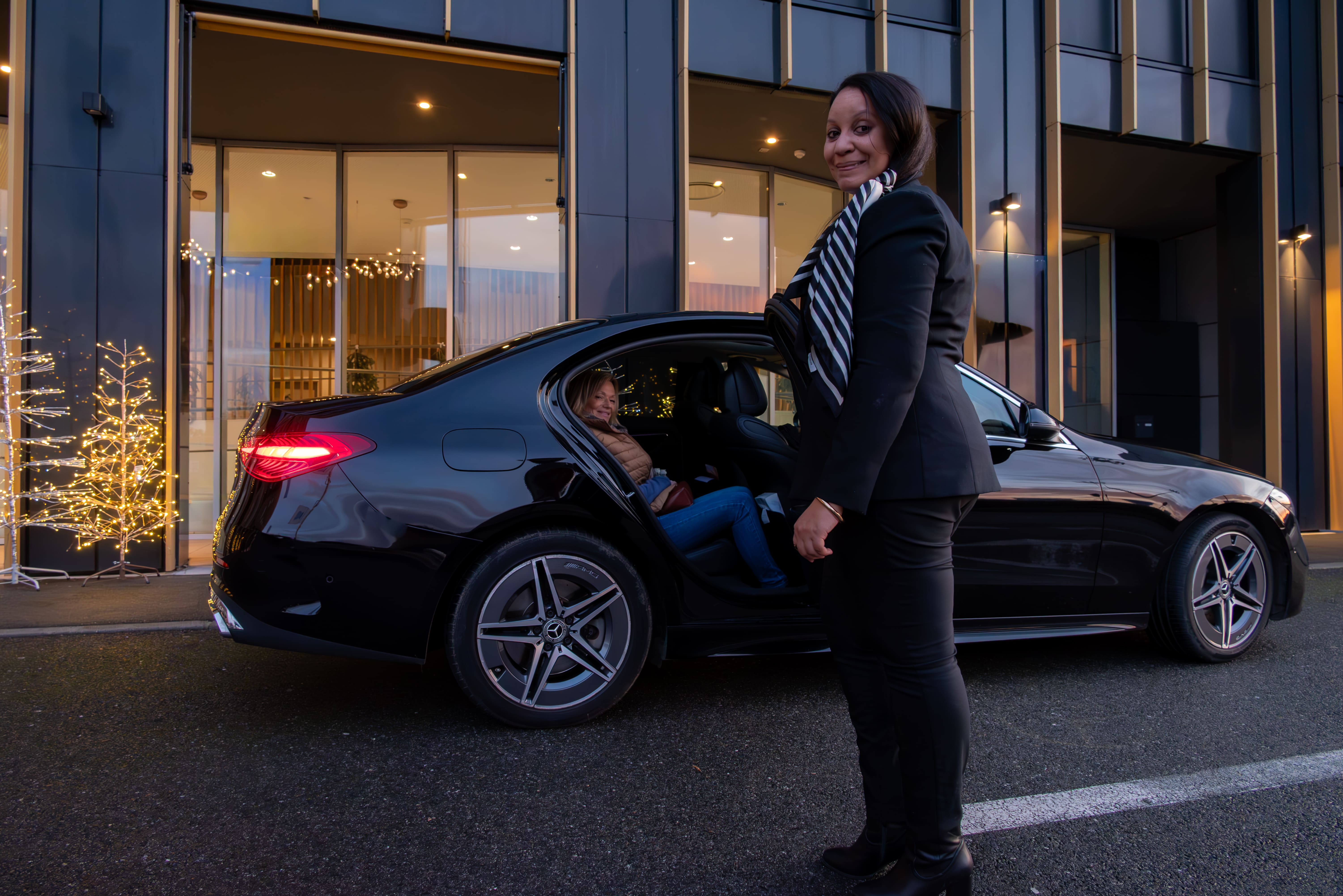 Houda AZZOUNI devant sa Mercedes - Chauffeuse VTC professionnelle